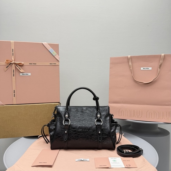 미우미우  글로시 레더 숄더백 블랙 5BA328